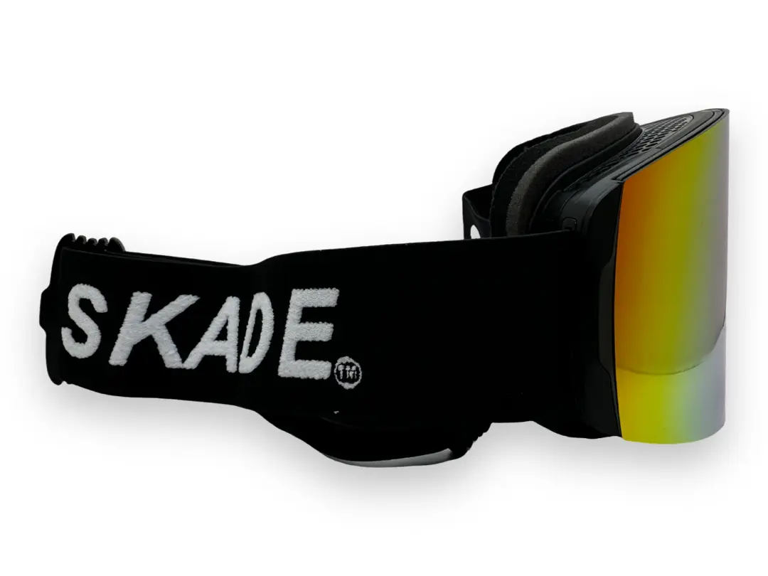 a pair of ski goggles brand Skade on a white background