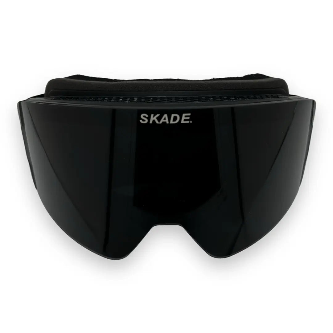 a black visor with the word skade on it
